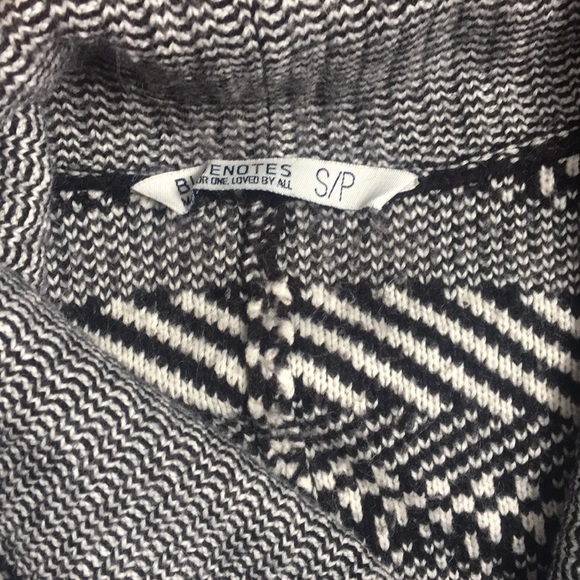 Beautiful sweater - Picture 2 of 4